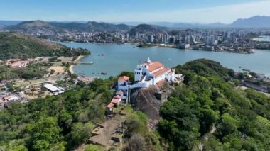 Vila Velha Vitoria eyaleti Espirito Santo Brezilya 'nın ünlü Penha Manastır Kilisesi kartpostalının hava manzarası. Vitoria Espirito Santo 'nun kartpostal manzarası. Hava kilisesi din manzarası.