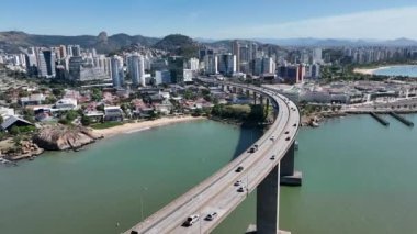 Vila Velha Vitoria eyaleti Espirito Santo Brezilya 'nın ünlü Penha Kilisesi Manastırı' nın gece manzarası. Vitoria Espirito Santo 'nun kartpostal manzarası. Gece hava kilisesi din manzarası.