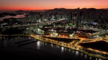 Vitoria eyaletinin ünlü üçüncü köprüsü Espirito Santo Brezilya 'da günbatımı manzarası. Ulaşım sahnesi. Vitoria Espirito Santo Brezilya 'da günbatımında gökyüzü manzarası.