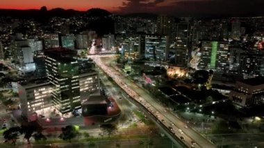 Vila Velha Vitoria eyaleti Espirito Santo Brezilya 'nın ünlü Penha Kilisesi Manastırı' nın gece manzarası. Vitoria Espirito Santo 'nun kartpostal manzarası. Gece hava kilisesi din manzarası.