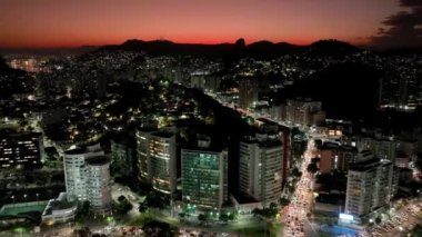 Vitoria eyaletinin ünlü üçüncü köprüsü Espirito Santo Brezilya 'da günbatımı manzarası. Ulaşım sahnesi. Vitoria Espirito Santo Brezilya 'da günbatımında gökyüzü manzarası.