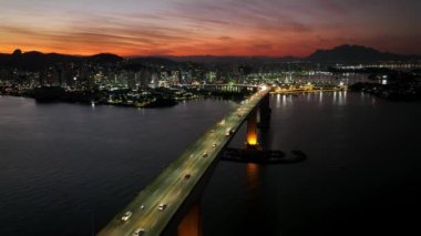 Günbatımı manzarası Vitoria eyaleti Espirito Santo Brezilya 'nın ünlü üçüncü köprüsünde. Vitoria Espirito Santo Brezilya 'da günbatımında gökyüzü manzarası.