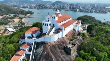 Vila Velha Vitoria eyaleti Espirito Santo Brezilya 'nın ünlü Penha Manastır Kilisesi kartpostalının hava manzarası. Vitoria Espirito Santo 'nun kartpostal manzarası. Hava kilisesi din manzarası.