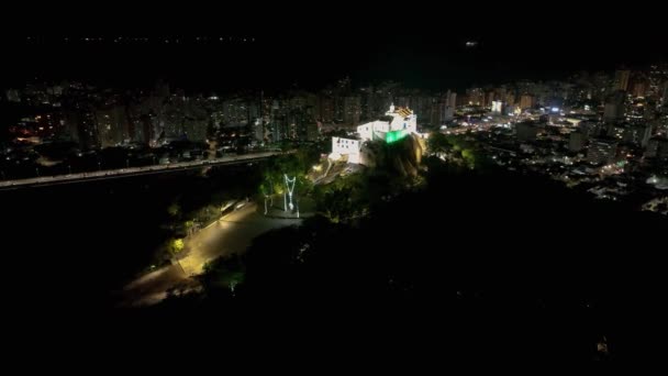 有名なペンハ教会の夜の風景エスピリト サント ブラジルのヴィラ ヴェラ ヴィータ州のはがきを招集します Visitia Espirito Santoのポストカードの風景 夜間空中教会の宗教風景 — ストック動画