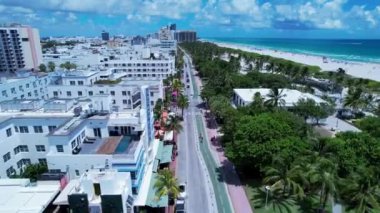Miami Beach Florida 'da. Miami Beach USA 'de. Miami Beach Florida 'nın tarihi şehir merkezinin havadan görünüşü. Yaz gezisi. Tropik bir yer. Şehir manzarası geçmişi. Kıyı manzarası.