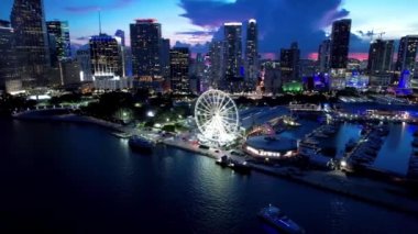 Miami Florida USA 'da. Miami Florida 'nın şehir merkezindeki hava batımı manzarası. Florida 'da günbatımı. Günbatımı Miami Skyline. Tatil seyahati. Şehir manzarası.