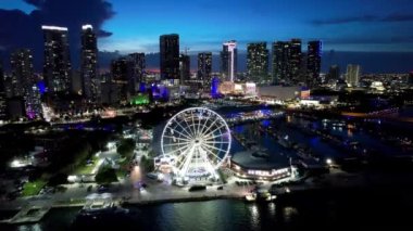 Miami Florida USA 'da. Miami Florida 'nın şehir merkezindeki hava batımı manzarası. Florida 'da günbatımı. Günbatımı Miami Skyline. Tatil seyahati. Şehir manzarası.