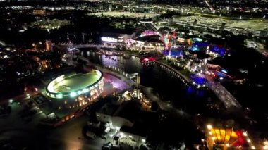 Geceleyin eğlence parkı. Orlando Florida 'da. Orlando USA 'de. Orlando Florida 'nın merkezindeki turizmin gece manzarası. Renkli ufuk çizgisi. Seyahat arazisi.