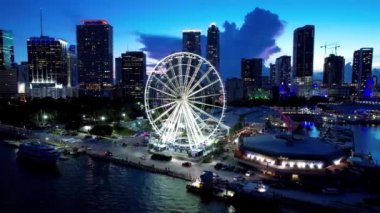 Miami Florida USA 'da. Miami Florida 'nın şehir merkezindeki hava batımı manzarası. Florida 'da günbatımı. Günbatımı Miami Skyline. Tatil seyahati. Şehir manzarası.