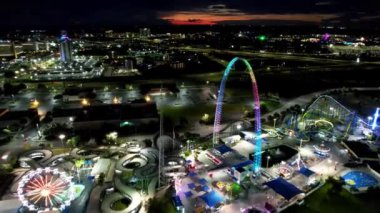 Orlando Florida 'da gün batımı. Manzaralı eğlence parkının ve tarihi bulvardaki trafiğin günbatımı görüntüsü. Sunset Orlando Florida 'da. Günbatımı şehri Orlando Amerika Birleşik Devletleri.