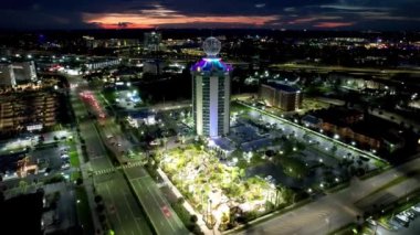 Orlando Florida 'da gün batımı. Manzaralı eğlence parkının ve tarihi bulvardaki trafiğin günbatımı görüntüsü. Sunset Orlando Florida 'da. Günbatımı şehri Orlando Amerika Birleşik Devletleri.