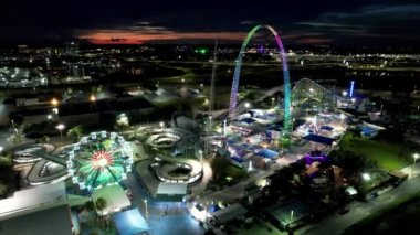 Orlando Florida 'da gün batımı. Manzaralı eğlence parkının ve tarihi bulvardaki trafiğin günbatımı görüntüsü. Sunset Orlando Florida 'da. Günbatımı şehri Orlando Amerika Birleşik Devletleri.