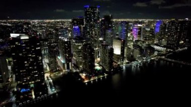 Miami Florida Birleşik Devletleri 'nin gece manzarası. Muhteşem binaların ve tarihi bulvardaki trafiğin gece hava manzarası. Miami Florida 'da gece manzarası. Miami 'nin gece şehri..