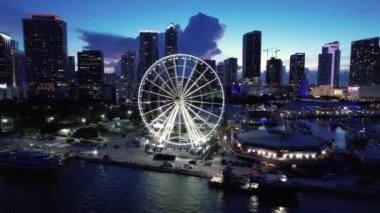 Miami Florida 'nın merkezinde gün batımı. Manzaralı binaların günbatımı manzarası ve tarihi caddelerdeki trafik. Florida 'da günbatımı. Günbatımı şehri Miami Amerika Birleşik Devletleri.
