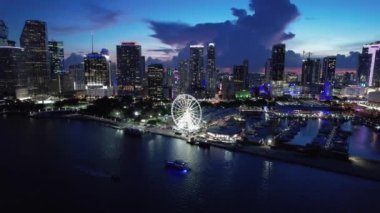 Miami Florida 'nın merkezinde gün batımı. Manzaralı binaların günbatımı manzarası ve tarihi caddelerdeki trafik. Florida 'da günbatımı. Günbatımı şehri Miami Amerika Birleşik Devletleri.