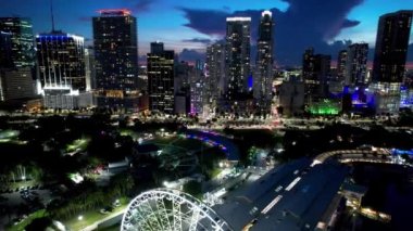 Miami Florida 'nın merkezinde gün batımı. Manzaralı binaların günbatımı manzarası ve tarihi caddelerdeki trafik. Florida 'da günbatımı. Günbatımı şehri Miami Amerika Birleşik Devletleri.