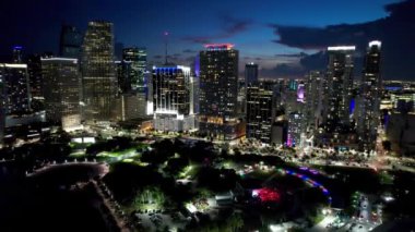 Miami Florida 'nın merkezinde gün batımı. Manzaralı binaların günbatımı manzarası ve tarihi caddelerdeki trafik. Florida 'da günbatımı. Günbatımı şehri Miami Amerika Birleşik Devletleri.