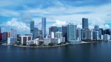 Miami Florida Birleşik Devletleri şehir merkezi. Manzaralı binaların havadan görünüşü ve tarihi caddelerdeki trafik. Miami Florida. Miami Birleşik Devletleri. Seyahat güzergahı. Tatil gezisi.