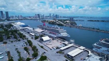 Miami rıhtım istasyonundaki çarpıcı yolcu gemisinin hava manzarası. Miami Florida. Miami Birleşik Devletleri. Seyahat yerleri. Tatiller seyahat eder. Şehir manzarası Miami Florida Birleşik Devletleri.