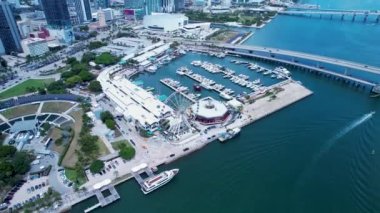 Miami Florida Birleşik Devletleri şehir merkezi. Manzaralı binaların havadan görünüşü ve tarihi caddelerdeki trafik. Miami Florida. Miami Birleşik Devletleri. Seyahat güzergahı. Tatil gezisi.