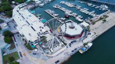Miami Florida Birleşik Devletleri şehir manzarası. Çarpıcı binaların ve tarihi bulvardaki trafiğin havadan manzarası. Miami Florida. Miami Birleşik Devletleri. Seyahat yerleri. Tatiller.