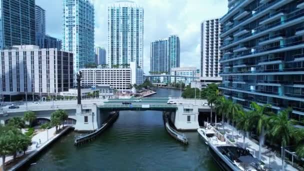 美国佛罗里达州迈阿密市 壮观建筑的空中景观和地标大道上的交通 迈阿密佛罗里达 迈阿密美国 旅游目的地 假日旅行 — 图库视频影像