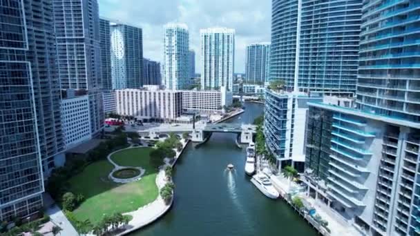 マイアミのダウンタウンアメリカ合衆国 ランドマーク通りでの風光明媚な建物や交通の空中ビュー マイアミ フロリダ マイアミ アメリカ 目的地へ 休暇旅行 — ストック動画