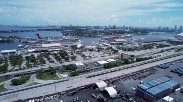 Εναέρια Τοπίο Εκπληκτική Κρουαζιερόπλοιο Στο Λιμάνι Του Μαϊάμι Dock Station — Αρχείο Βίντεο