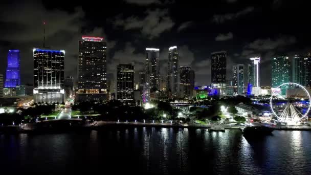 Nattstadsbilden Miami Florida Usa Nattflygande Landskap Fantastiska Byggnader Och Trafik — Stockvideo