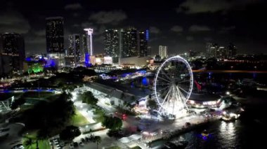 Miami Florida Birleşik Devletleri 'nin gece manzarası. Lunaparktaki çarpıcı dönme dolabın gece hava manzarası. Miami Florida 'da gece manzarası. Miami 'nin gece şehri..