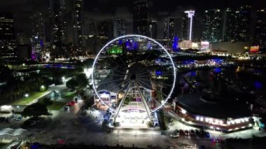 Miami Florida Birleşik Devletleri 'nin gece manzarası. Lunaparktaki çarpıcı dönme dolabın gece hava manzarası. Miami Florida 'da gece manzarası. Miami 'nin gece şehri..