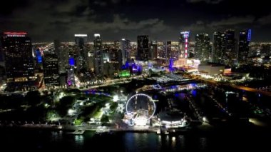 Miami Florida Birleşik Devletleri 'nin gece manzarası. Lunaparktaki çarpıcı dönme dolabın gece hava manzarası. Miami Florida 'da gece manzarası. Miami 'nin gece şehri..
