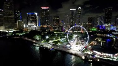 Miami Florida Birleşik Devletleri 'nin gece manzarası. Lunaparktaki çarpıcı dönme dolabın gece hava manzarası. Miami Florida 'da gece manzarası. Miami 'nin gece şehri..