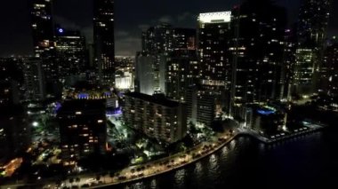Miami Florida Birleşik Devletleri 'nin gece manzarası. Muhteşem binaların ve tarihi bulvardaki trafiğin gece hava manzarası. Miami Florida 'da gece manzarası. Miami 'nin gece şehri..
