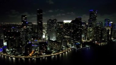 Miami Florida Birleşik Devletleri 'nin gece manzarası. Muhteşem binaların ve tarihi bulvardaki trafiğin gece hava manzarası. Miami Florida 'da gece manzarası. Miami 'nin gece şehri..