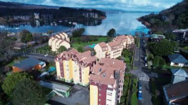 Pucon Şili. Şili Patagonya 'sı. Şili 'nin güneyindeki ünlü kırsal şehir Pucon. Seyahat yerleri. Tatiller seyahat eder. Şili Patagonya 'da Pucon Şili.