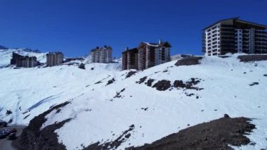 Santiago Şili. Santiago Şili yakınlarındaki And Dağları 'ndaki kayak merkezi. Kış mevsiminde karlı dağ manzarası. Kış tatili varış noktası. Kış turizmi.