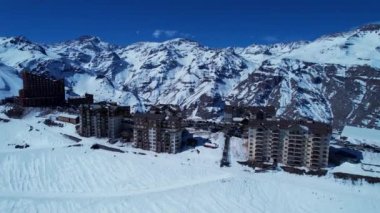 Santiago Şili yakınlarındaki And Dağları 'ndaki kayak merkezinin panoramik manzarası. Kar dağı manzarası. Nevada dağları. Kış seyahati. Kış turizmi.