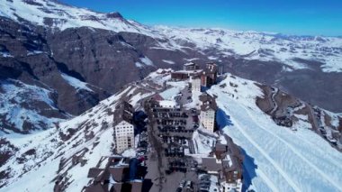 Santiago Şili yakınlarındaki And Dağları 'ndaki kayak merkezinin panoramik manzarası. Kar dağı manzarası. Nevada dağları. Kış seyahati. Kış turizmi.