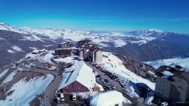 Santiago Şili yakınlarındaki And Dağları 'ndaki kayak merkezinin panoramik manzarası. Kar dağı manzarası. Nevada dağları. Kış seyahati. Kış turizmi.