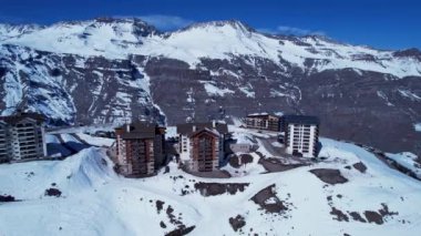 Santiago Şili yakınlarındaki And Dağları 'ndaki kayak merkezinin panoramik manzarası. Kar dağı manzarası. Nevada dağları. Kış seyahati. Kış turizmi.