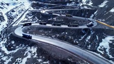 Andes Dağları 'nda virajlı ve virajlı otoyol. Santiago Şili yakınlarındaki Los Caracoles otoyolu. Kar manzarası. Kar yolu. Kıvrımlar. Virajlı yollar.