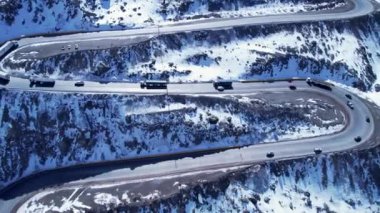 And Dağları 'ndaki ünlü viraj yolu. Santiago Şili yakınlarındaki Los Caracoles otoyolu. Kar manzarası. Kar otoyolu. Arjantin ve Şili sınırı yakınlarındaki kıvrımlar.