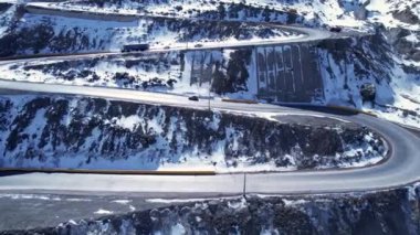 And Dağları 'ndaki ünlü viraj yolu. Santiago Şili yakınlarındaki Los Caracoles otoyolu. Kar manzarası. Kar otoyolu. Arjantin ve Şili sınırı yakınlarındaki kıvrımlar.