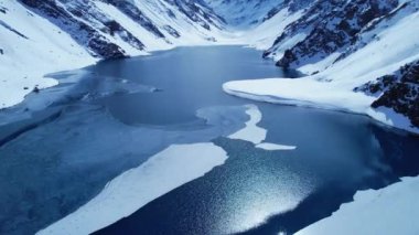 Santiago Şili yakınlarındaki And Dağları 'ndaki kayak merkezinin panoramik manzarası. Kar dağı manzarası. Nevada dağları. Kış seyahati. Kış turizmi.