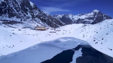 Santiago Şili yakınlarındaki And Dağları 'ndaki kayak merkezinin panoramik manzarası. Kar dağı manzarası. Nevada dağları. Kış seyahati. Kış turizmi.