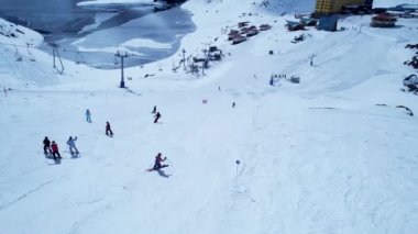 Santiago Şili yakınlarındaki And Dağları 'ndaki kayak merkezinin panoramik manzarası. Kar dağı manzarası. Nevada dağları. Kış seyahati. Kış turizmi.