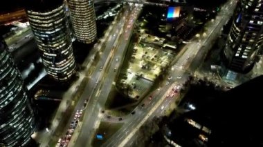 Santiago Şili şehir merkezinde gece manzarası. Santiago Şili 'nin gece manzarası. Aydınlatılmış binalar ve trafik ışıklarının manzaralı karanlık manzarası. Santiago Şili 'nin gece manzarası.