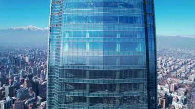 Santiago Şili. Büyük şehir Santiago Şili 'nin şehir manzarası. Kuleleri, binaları ve gökdelenleri olan şehir manzarası. Santiago Şili şehir merkezi.