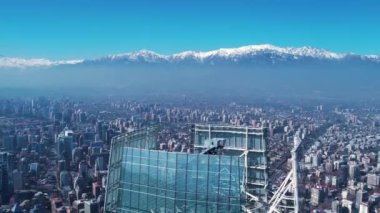 Santiago Şili 'nin And Dağları yakınlarındaki hava manzarası. Turistik bir dönüm noktası. Şehir manzarası Santiago Şili. Seyahat yerleri. Tatiller seyahat eder. Santiago Şili 'nin şehir manzarası.